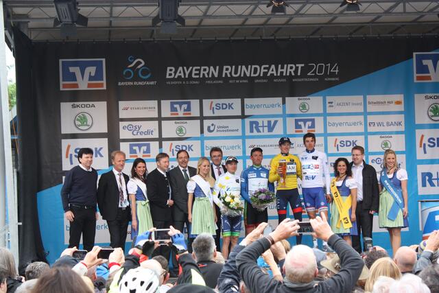 Gruppenfoto mit allen Siegern und den Sponsoren der Bayern-Rundfahrt