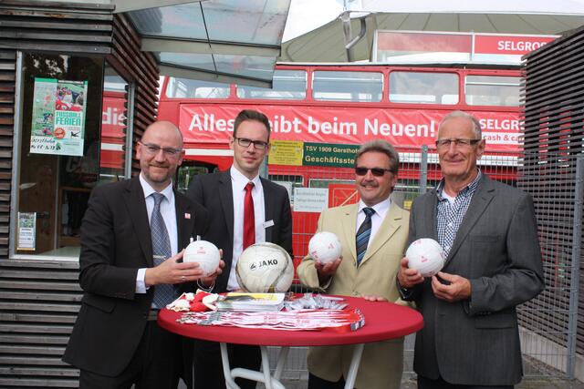 v.l.: Thomas Jürgens (Selgros-Geschäftsführer), Miroslav Nikolic (Außendienstleiter bei Selgros),  Reinhold Dempf 3. Bürgermeister der Stadt Gersthofen) und Hinrich Habenicht (Präsident des TSV Gersthofen)