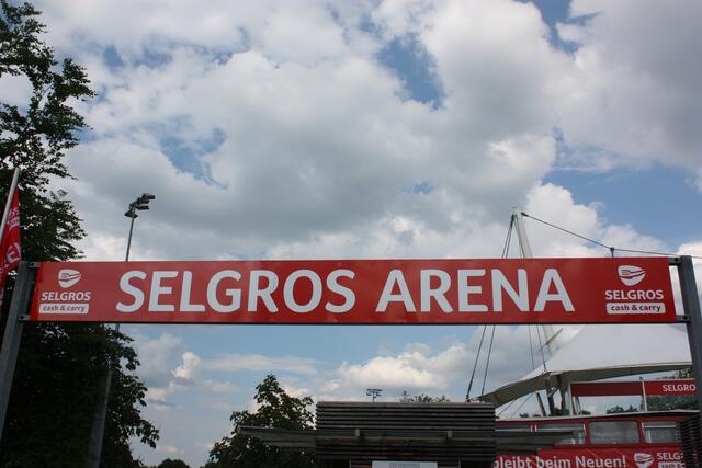 Schon von weitem sichtbar: Aus der Abenstein Arena ist nun die Selgros Arena geworden