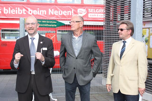 Selgros-Geschäftsführer Thomas Jürgens, Präsident des TSV Gersthofen Hinrich Habenicht und 3. Bürgermeister der Stadt Gersthofen Reinhold Dempf demonstrieren Zuversicht und Zusammenhalt (v.l.)