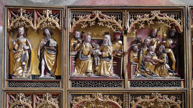 Detail des Allerheiligenaltars: Apollonia und Johannes der Täufer; Maria mit dem Jesuskind und ihre Mutter Anna, dahinter Josef und Joachim; die Anbetung des Jesuskindes durch die Heiligen Drei Könige