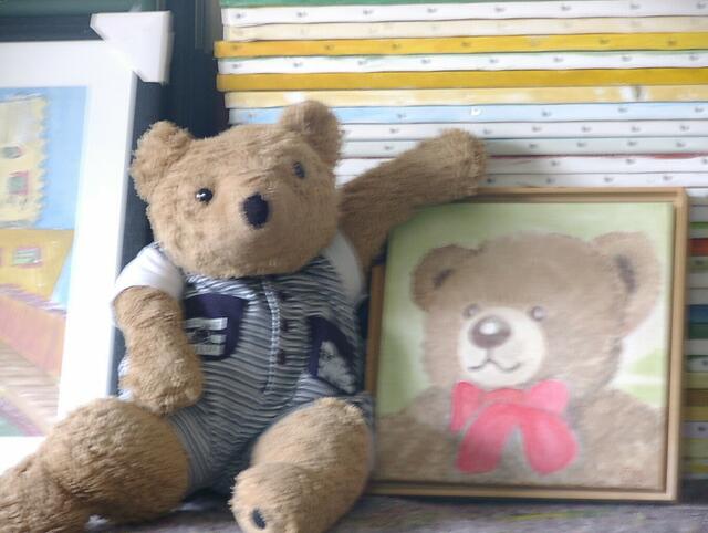 Babsi mit Portrait und roter Schleife