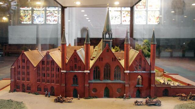Modell des Heiligen-Geist-Hospitals: Im Querhaus an der Straße die Kirchenhalle (1286), dahinter das Hospitalgebäude