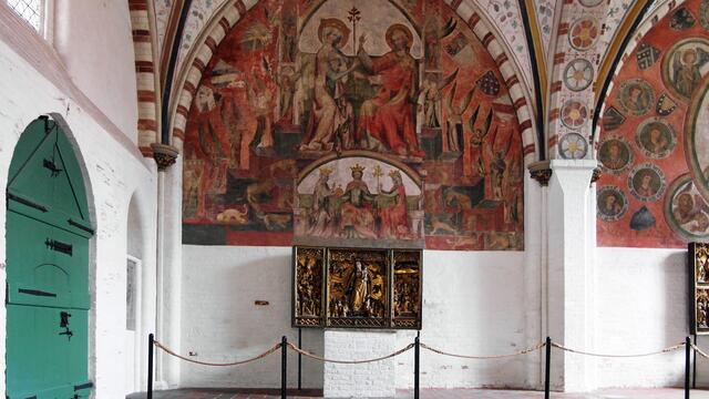 Die Malerei auf der linken Schildwand der Kirchenhalle zeigt die Krönung Marias auf dem Thron der Weisheit. Davor steht der Marienaltar (Altar der Schutzmantelmadonna) aus dem 15. Jahrhundert.