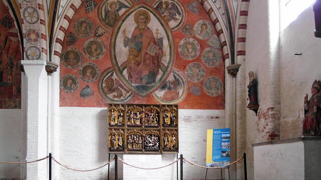 Die Malerei der rechten Schildwand zeigt den zum Gericht wiederkehrenden Christus auf dem Regenbogen. Davor steht der Allerheiligenaltar, ein Flügelaltar aus dem 15. Jahrhundert.