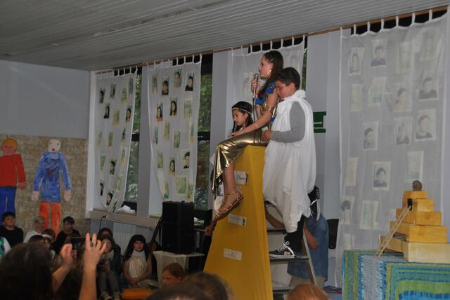 Die Gesellschaft im am alten Ägypten. Ganz oben thront Cleopatra.