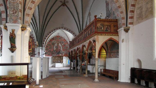 Vom Querhaus, der Kirchenhalle, erfolgt der Zugang (unter dem Lettner, halbrechts) zum Langhaus, dem Hospitalgebäude.