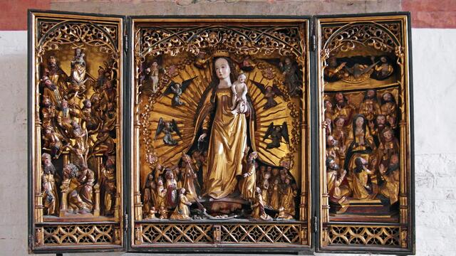 Der Marienaltar: In der Mitte ist Maria mit dem Jesuskind dargestellt. Unter ihrem Mantel knien Geistliche und Laien, denen Maria den Rosenkranz reicht. Der linke Seitenflügel stellt die Wurzel Jesses dar. Rechts geht es um Maria und die Apostel, und zwar um die Ausgießung des Heiligen Geistes (Pfingsten).