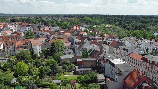 Aus 36 m Höhe ist auszumachen, dass die Altstadt (im Vordergrund die Baustraße) von einem Grüngürtel umgeben ist.
