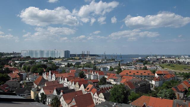 Die Altstadt mit der Werfthalle und der Wismarbucht am Horizont