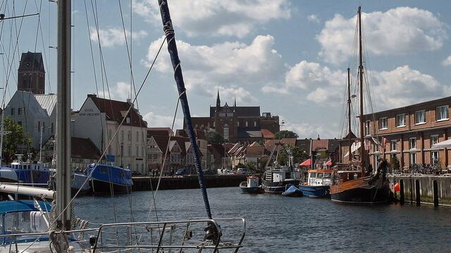 Vom Alten Hafen aus gesehen: Den Turmstumpf von St. Georgen (Bildmitte) krönt jetzt eine Aussichtsplattform.