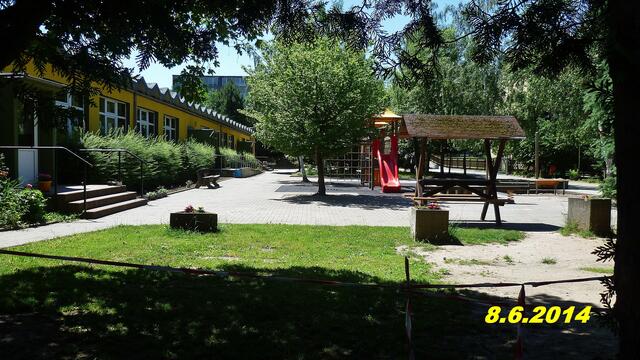 (23) !!! Sonntags + Monatsbilder / Schulhof !!! 8.6.2014 Temperatur: Plus 18°C / 7:26h / 28°C Plus 9:33h - im Schatten und in der Sonne 51,4°C / 11:46h nur noch 26°C im Schatten /  Wind:1- 3 / sonnig sehr heiß