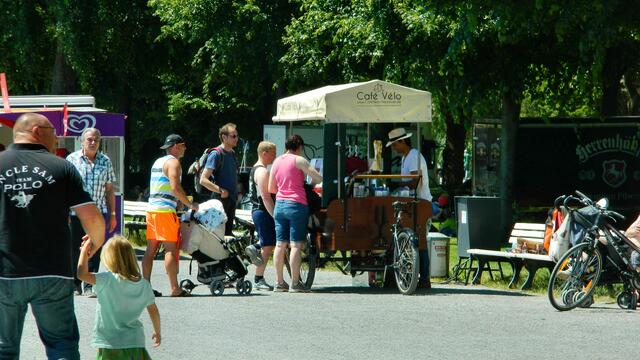 Ich gehe zum Fahrrad Cafe