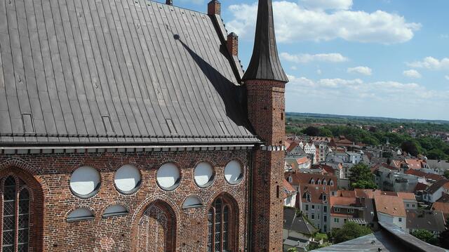 Über das südliche Querschiff geht die Sicht auf die Altstadthäuser mit ihren großen Gärten.