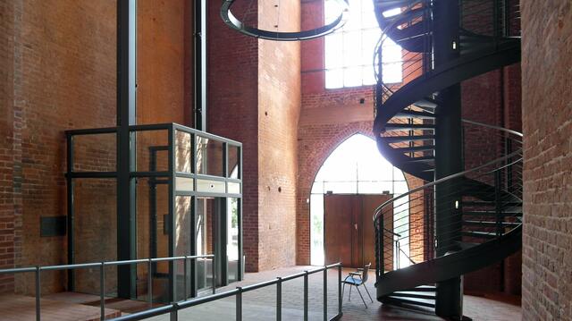 Im Westturm von St. Georgen: Ein moderner Fahrstuhl und eine Spindeltreppe (134 Stufen)