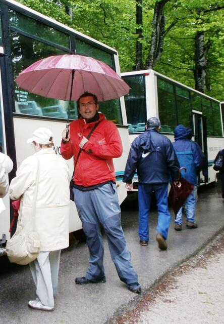 „Auf geht es zu den Plitvicer Seen schöner Mann“ sagte ich lachend an diesem regnerischen Morgen kurz vor 8:00 Uhr zu Miro von Olivari. Regen kann uns ja nichts anhaben, wenn wir in dieses Paradies fahren.