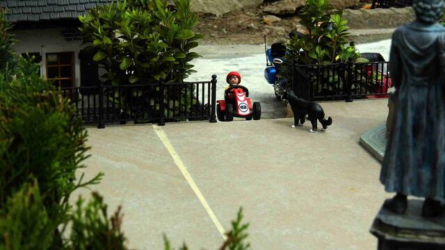 Die "Auffahrt" nur für, z.B. Rollator, Inliner, Fahrräder (schieben), Rollstühle, Kinderwagen....