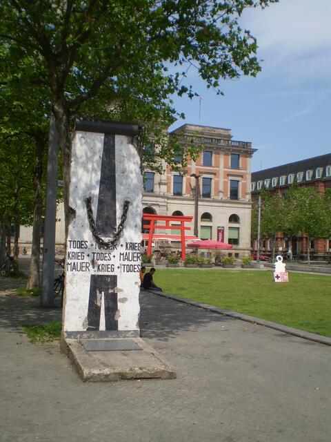 Bremen, 8. Juni 2014: Rest der Berliner Mauer am PLATZ DER DEUTSCHEN EINHEIT mit dem Bremer Schulgeist Osli