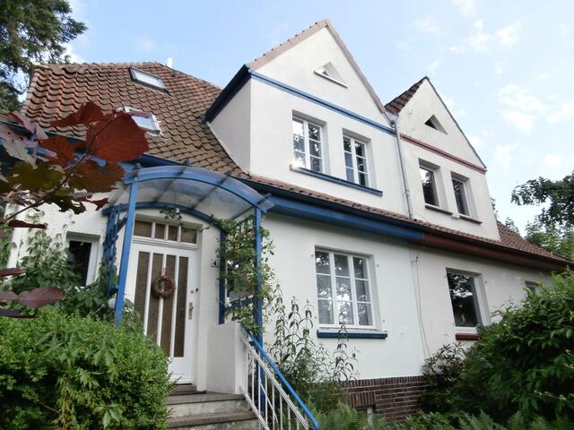 Diese Doppelhaushälfte in der Baldurstraße ist ein Schmuckstück. Behutsam saniert. Eingangsbereich: Treppe und Geländer weitgehend originalgetreu, luftiger Vorbau, Giebel mit typischem Dreiecksfenster, Sprossenfenster und, und..., sehr schön.