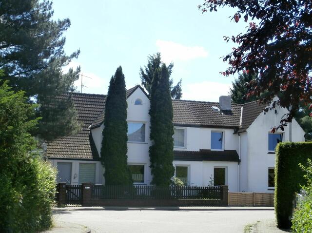 ...und heute. Veränderungen im Dachbereich (Wegfall der Gaube) und Giebel (Fenster in der Giebelspitze neu).