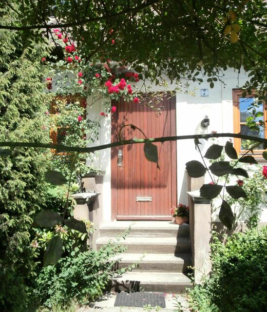 Heimstättenstraße: Eingangsbereich mit Treppe und Seitenbegrenzung noch sehr gut erhalten.