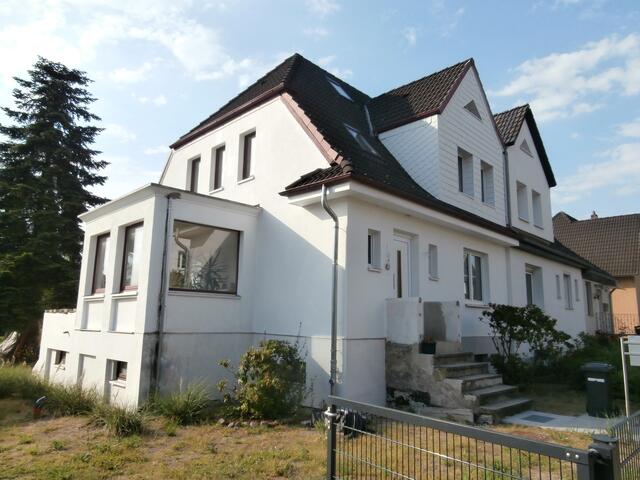 Dieses Doppelhaus in der Frickastraße ist (fast) schon saniert. Der Treppenbereich (Treppe alt, seitliche Begrenzung alt, Geländer fehlt) wartet noch auf die Fertigstellung. Auf die Dachterrasse mit Geländer wurde verzichtet.
