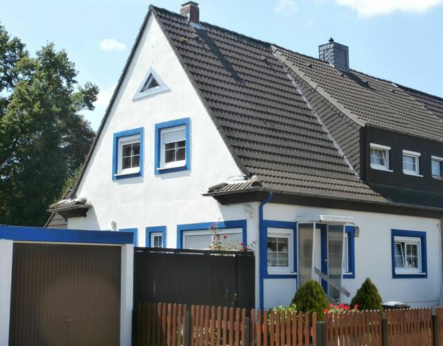 ... hier zu sehen. Nimmt man auf dem historischen Foto das erste Haus in der linken Reihe als Maßstab, kann man von einer geglückten Sanierung sprechen.