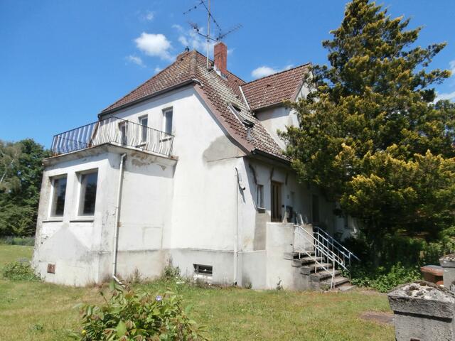 Frickastraße: Diese Doppelhaushälfte ist noch im Originalzustand (Dachterrasse mit Geländer, Giebel, Treppe mit Geländer und seitlicher Begrenzung, Grundstückspforte). Allerdings steht das Haus vor einer Sanierung. Der neue Besitzer würde in die Geschichtsbücher eingehen, wenn es´ihm gelänge, das Haus originalgetreu zu sanieren.