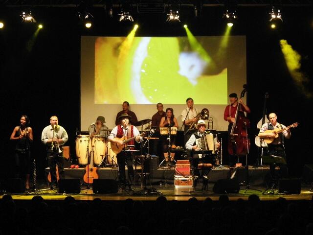 Die Cuba Boarischen hier mit ihren Cubanischen Freunden die Anfang des Jahres in Deutschland mit auf Tour waren, spielen ebenfalls in Rosenheim
