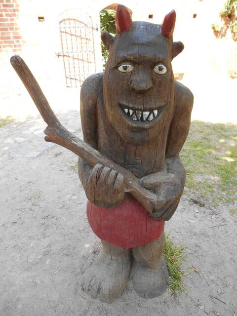 Beim Eigang zum Hexenmuseum-