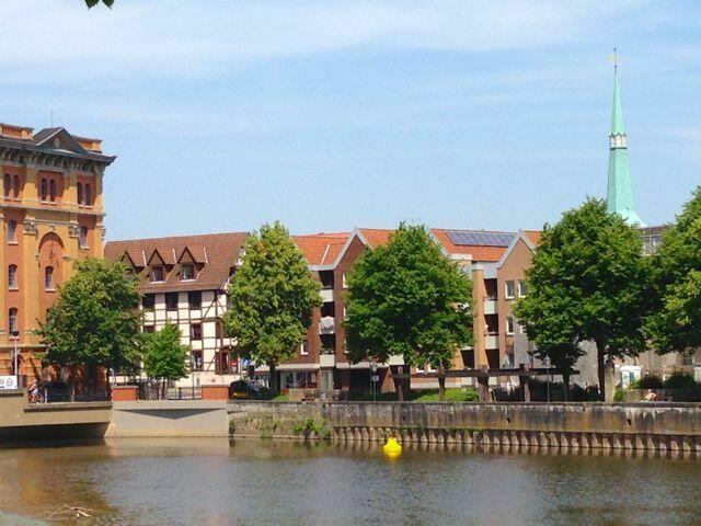 Blick vom Werder über die Weser auf die Häuser der Sedanstraße. Links eine Ecke der Pfortmühle - rechts die Spitze der Marktkirche.