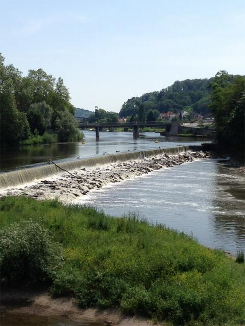 Wehr-Stufe von der blauen Brücke aus (von der Seite der Pfortmühle mit Fischpass)