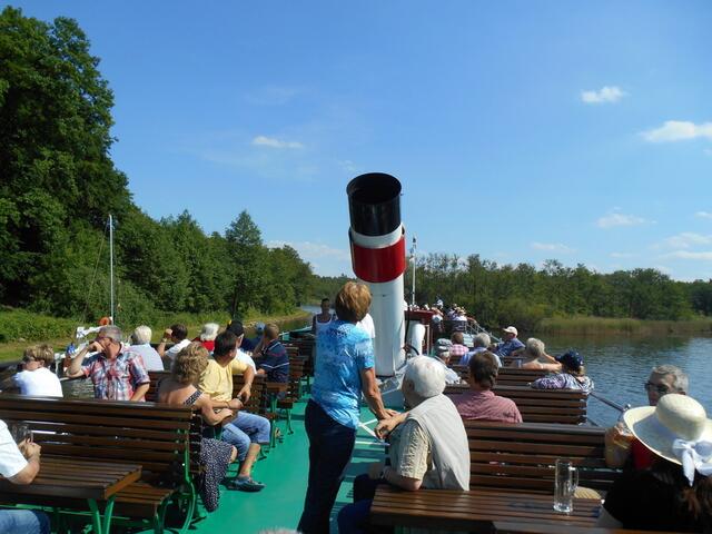 Mecklenburger Seenplatte. (Jetzt wird der Kamin nach der Durchfahrt wieder aufgestellt.)