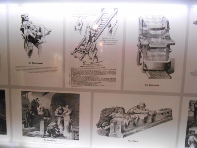 Ausstellung im Hexenmuseum. (Bildtafeln wie früher gefoltert wurde.)