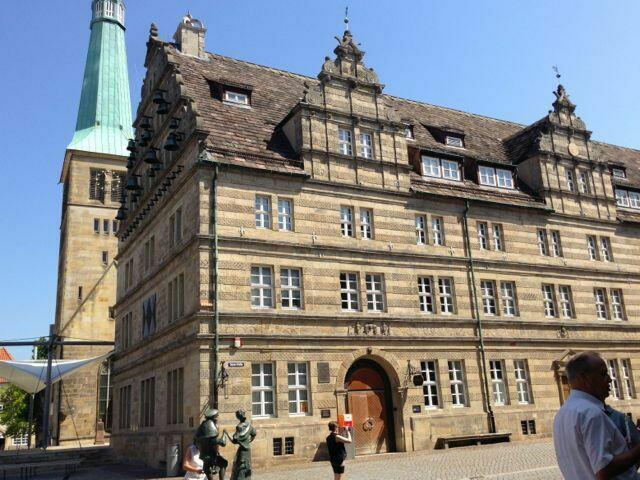 Rechts das Hochzeitshaus (z. Zt. mit einer Ausstellung über die Maschinen von Leonardo da Vinci) und links die Hochzeitshausterasse mit der Marktkirche dahinter.