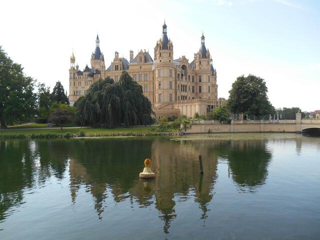 Mecklenburger Seenplatte. (Das Schloss in Schwerin.)