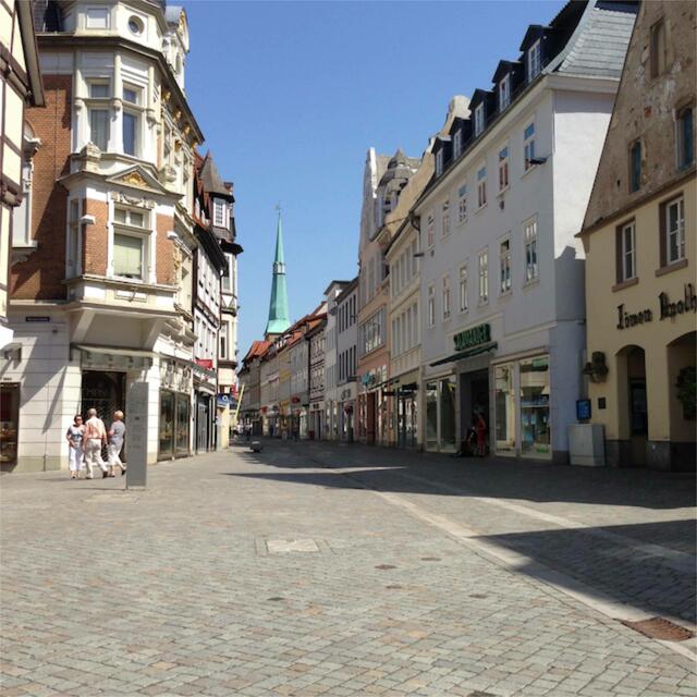 Blick durch die Bäckerstraße in Richtung Pferdemarkt mit Marktkirche. Rechts sieht man noch einen Teil der Löwen-Apotheke - das Haus soll laut Schild die Schutzjuden im 14. Jahrhundert beherbergt haben, was aber sehr fraglich scheint .... s. nächstes Bild: