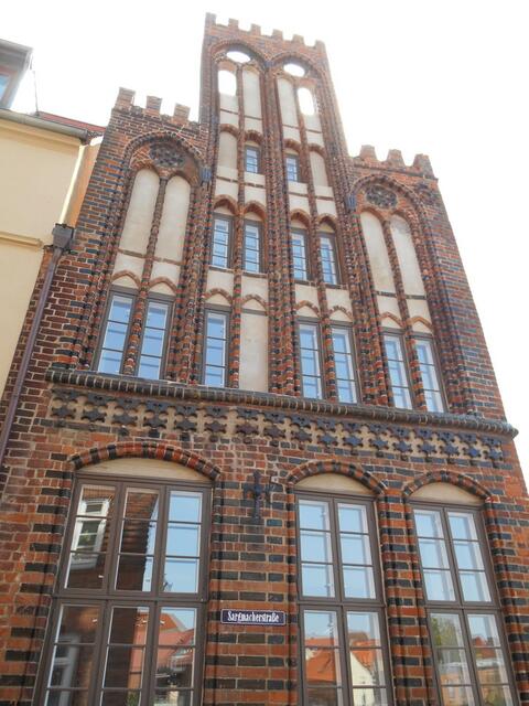 Mecklenburger Seenplatte. (Schiefe Wand in Wismar)