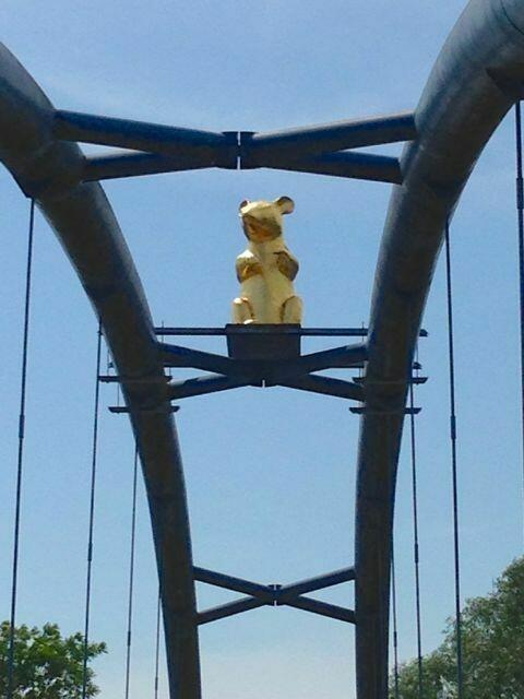 Die goldene Ratte auf der blauen Brücke - ein beliebtes Fotoobjekt, seit es die Brücke gibt.