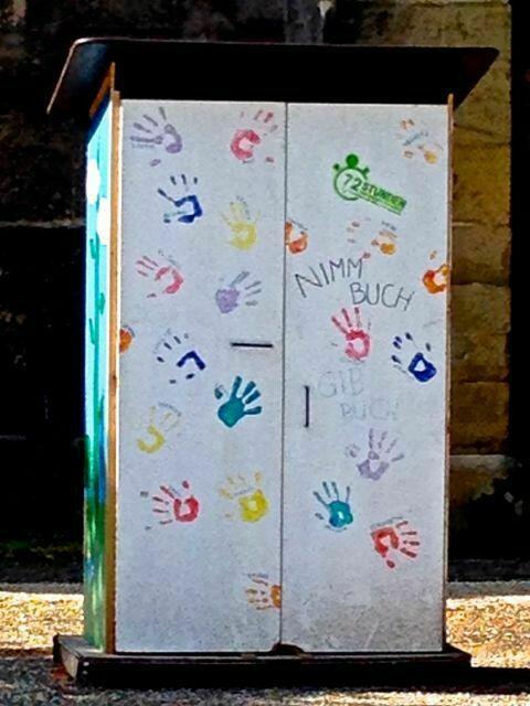 Vor der Marktkirche steht dieser - nicht mehr ganz taufrische - Bücherschrank mit der Aufschrift: "Nimm Buch - gib Buch" für unsere "deutschsprachigen Mitbewohner mit Migrationshintergrund" ;-)