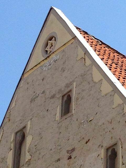 Der angebliche "Judenstern" im Giebel soll das Haus der Schutzjuden belegen - allerdings ist es kein Davidsstern, sondern ein Symbol, welches böse Geister vertreiben sollte - ein Hexagramm. Heute blättert oben schon wieder der Putz von der Fassade.