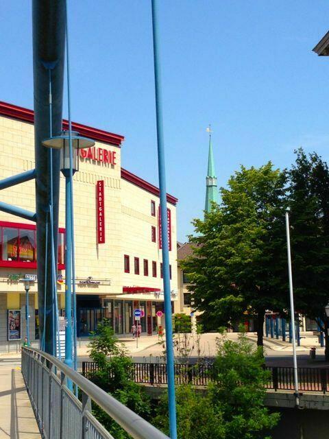 Die Rückseite der "Stadtgalerie" von der blauen Brücke aus gesehen. Im Hintergrund die Marktkirche St. Nikolai.