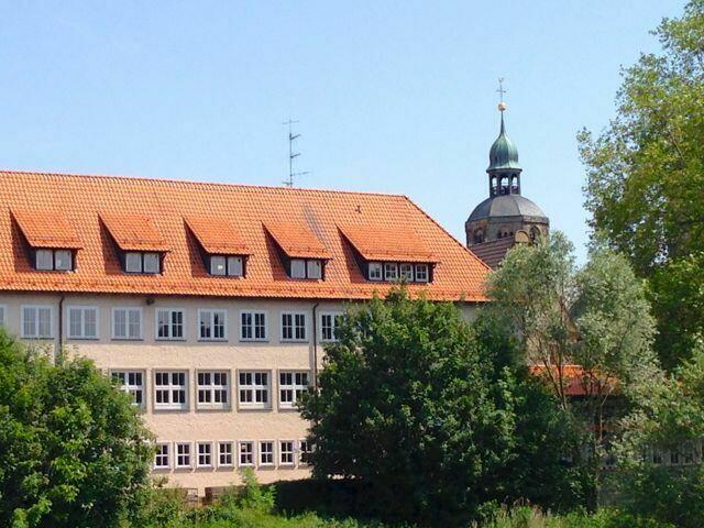 Im Vordergund der "Lange Wall" mit dem Schulungsgebäude - früher Volkshochschule, heute Klassenräume der Elisabeth-Selbert-Schule. Im Hintergrund noch einmal die Münsterkirche.