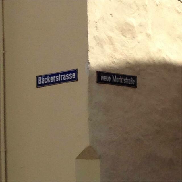 Hier ist die Häuserecke der Löwenapotheke - angeblich Haus der damaligen Schutzjuden. Ein Teil der neuen Marktstraße soll Judengasse geheißen haben, was ebenfalls nicht belegt werden kann und wohl nicht wahr ist.