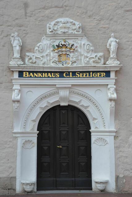 Im heutigen Bankhaus Seeliger hatte Herzog August der Jüngere einst die "Herzogliche Apotheke" einrichten lassen. Das herzogliche Wappen zeugt noch heute davon. (Foto: Katja Woidtke)
