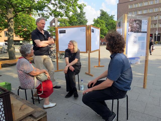 Gesprächsrunde am Container zum Thema Mahnmal für das Frauen-KZ in Hannover-Limmer
