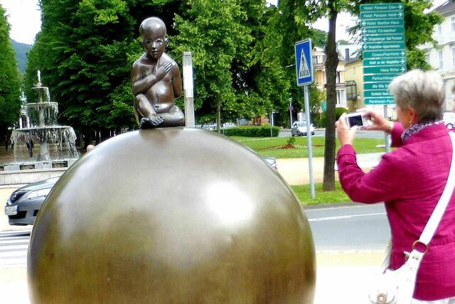 ..... der kleine Chinese auf der großen Kugel wird gerne fotografiert