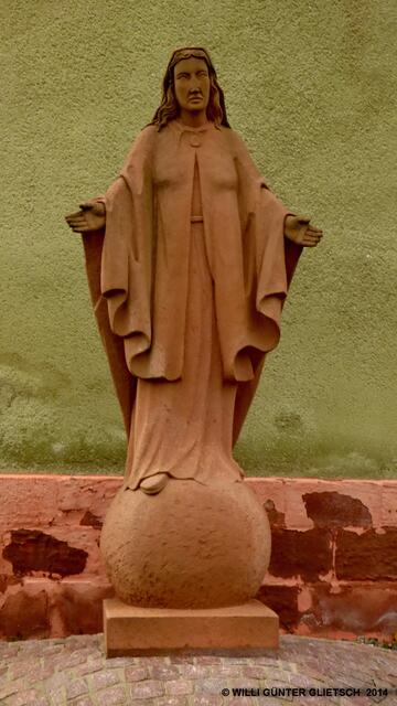Statue an der Rückseite der Kirche, dem Friedhof zugewendet.