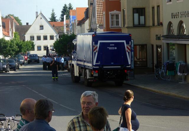 Die Feuerwehr feiert und der THW muss arbeiten