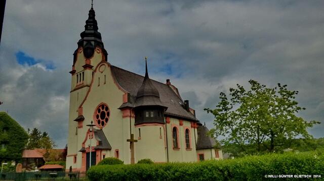 Schöne Kirche im kleinen Ort